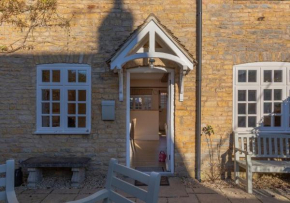 Jasmine Cottage - 2 Bedroom in Heart of Bourton!
